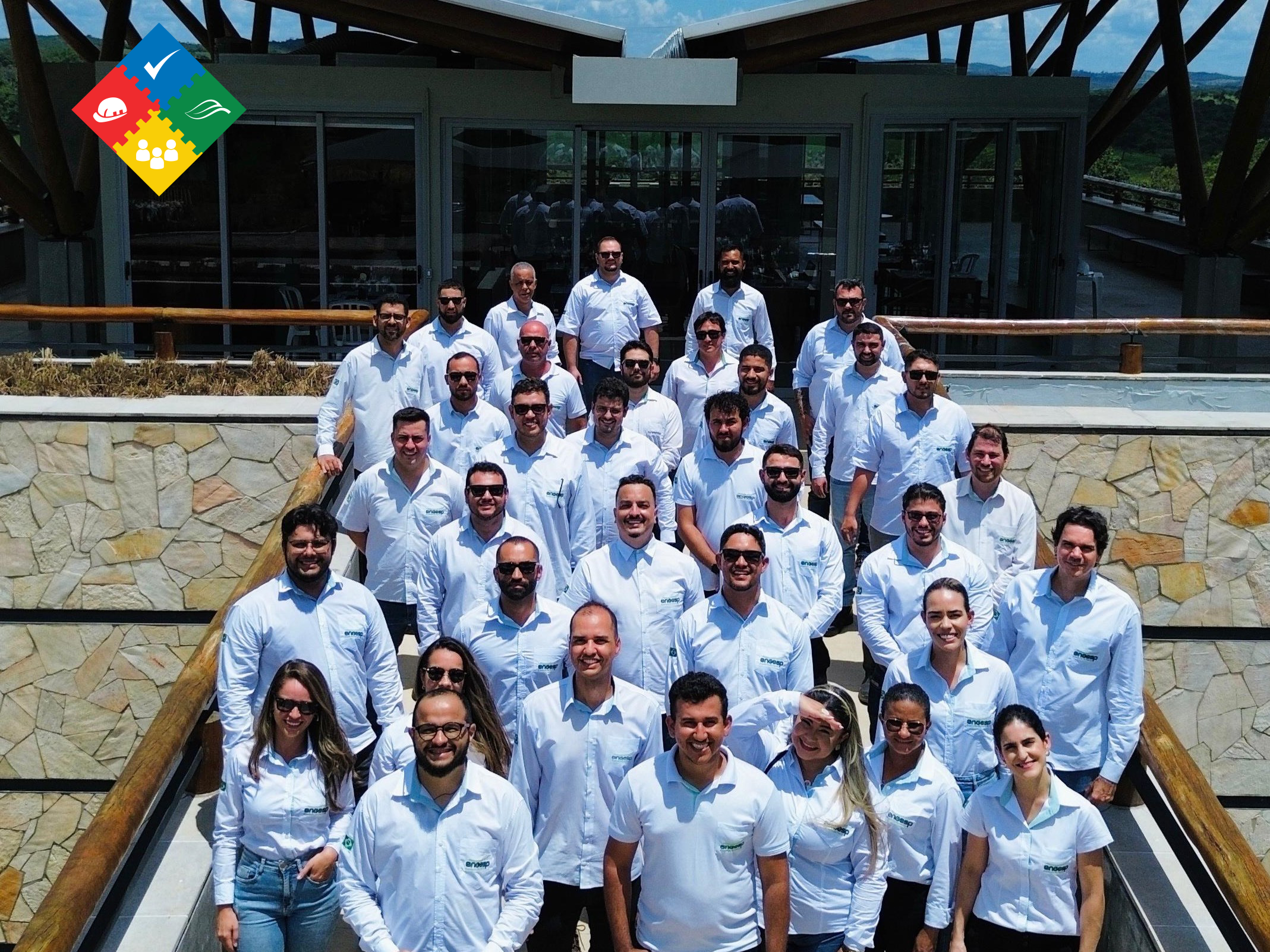 Grupo de pessoas em evento comemorativo. engesp